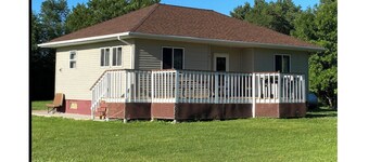 The Pheasant House, 5-bedroom quaint house in quiet town of Ree Heights