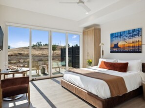 Tabla de planchar con plancha, wifi gratis y ropa de cama 