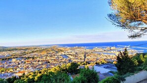 A coastal cityscape with a prominent bridge, dense urban area, and a clear view of the sea. - Le Rouquier Studio with exceptional view terrace (Sète)