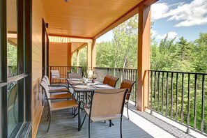 Outdoor dining - NEW! Luxury Condo Ostrya Next to Tremblant Village (Mont-Tremblant)