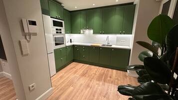 Frigorífico, microondas, placa de cocina y lavavajillas