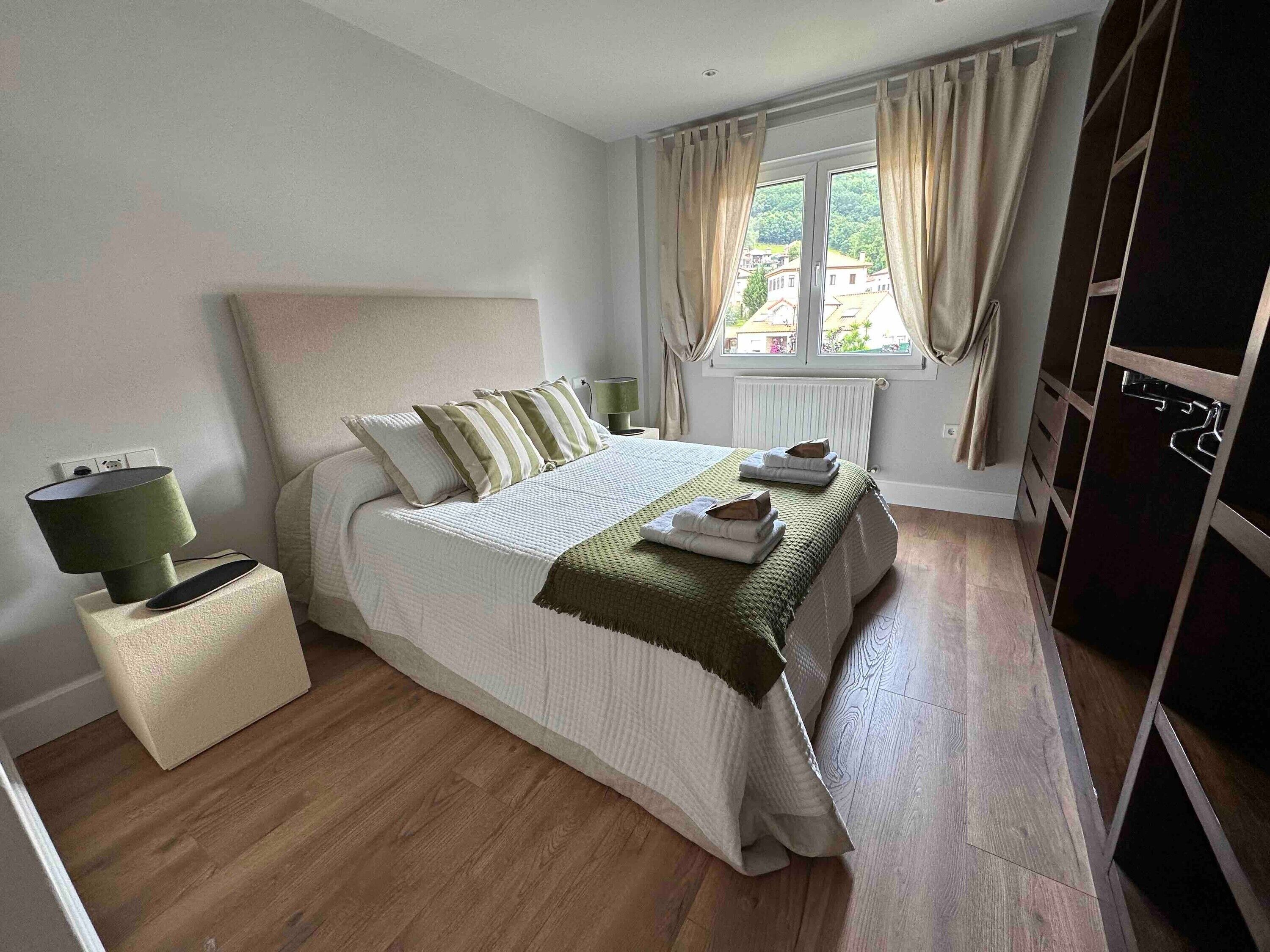 Een strijkplank/strijkijzer, wifi, beddengoed, rolstoeltoegang