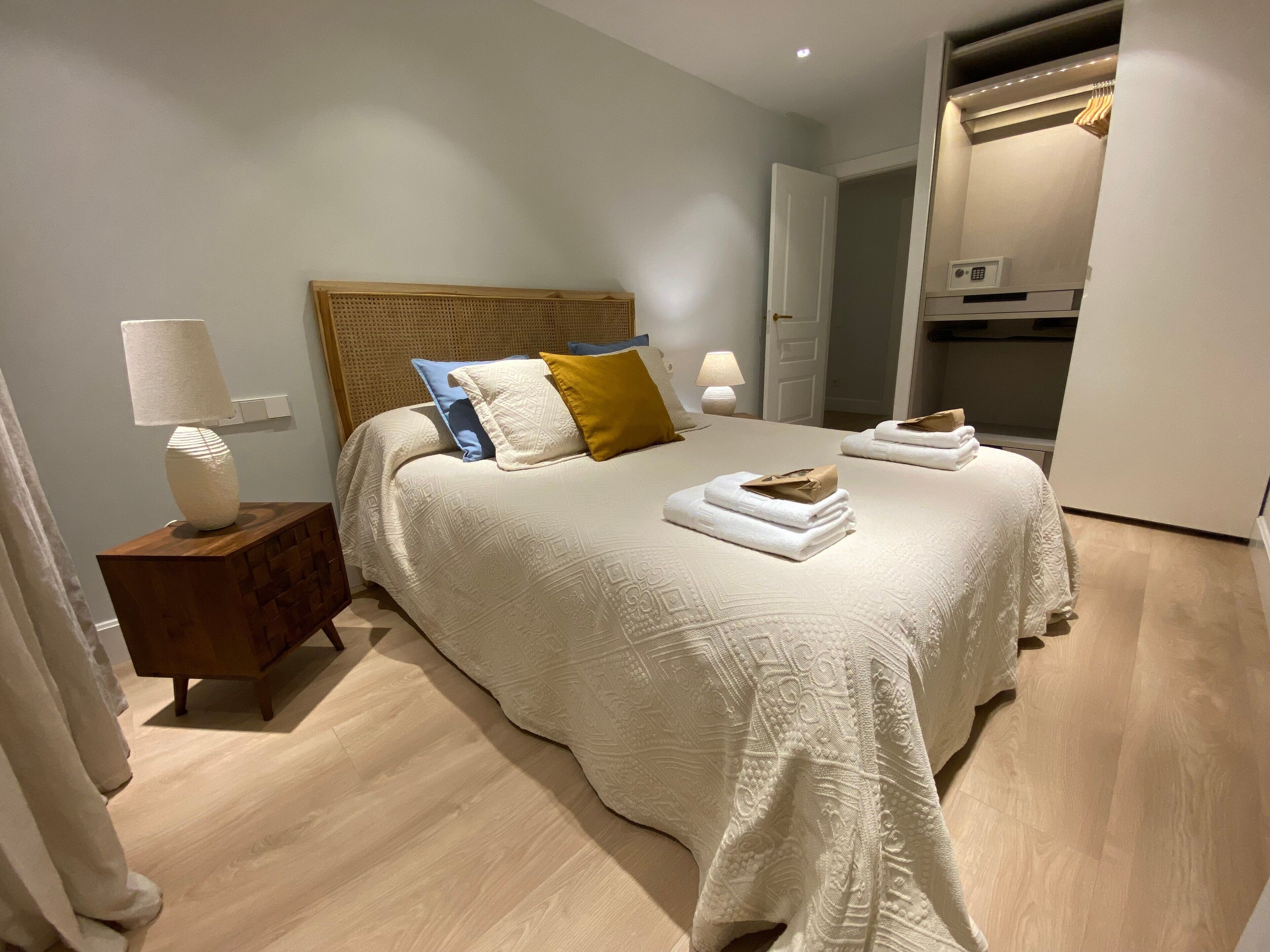 Iron/ironing board, WiFi, bed sheets