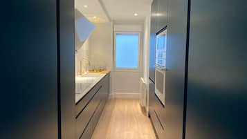 Køleskab, mikrobølgeovn, ovn, kogeplade