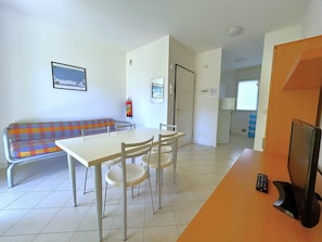 Dining - COND. PELICAN - B2 4+1 - B50C2T (Bibione Pineda)
