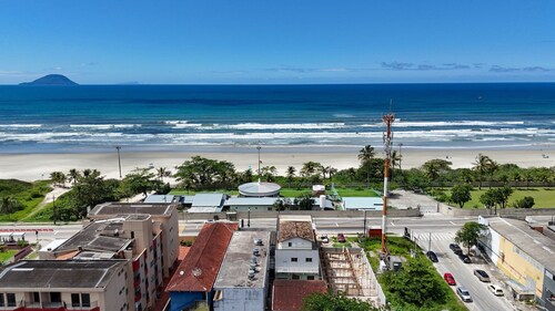 Casa a 200m da Praia com Piscina Privativa para Grupos em Boracéia