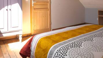 Iron/ironing board, WiFi, bed sheets