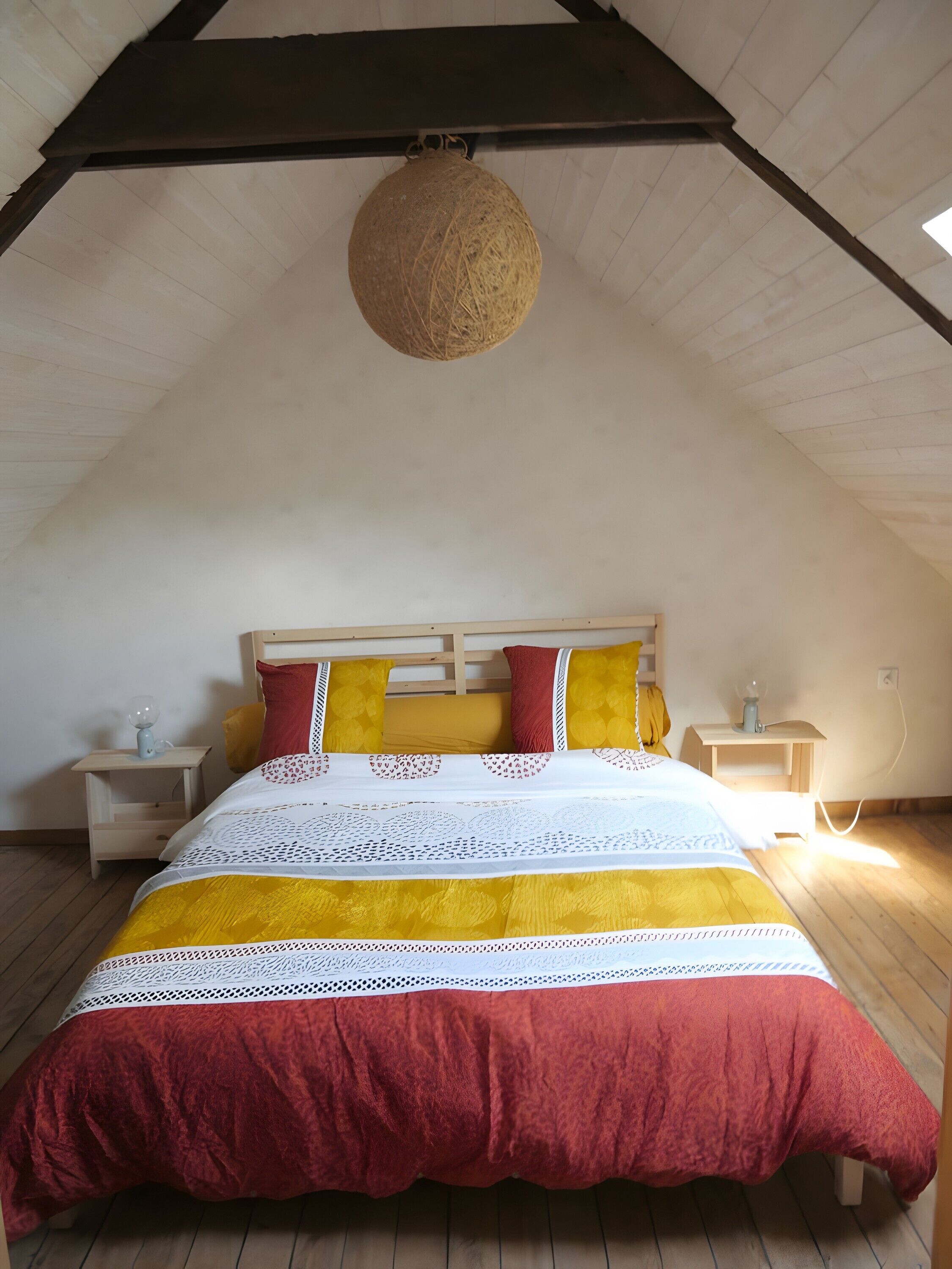 Tabla de planchar con plancha, wifi y ropa de cama 