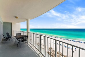 Outdoor dining - 8th-Floor Beachfront Condo with Curved Balcony (Panama City Beach)