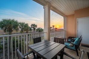 Outdoor dining - Spacious Dual Unit Beach Club Condo with Pool and Boardwalk (Dauphin Island)