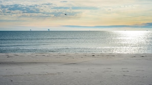 On the beach - Affordable Gulf Front Condo with Pool Access (Dauphin Island)
