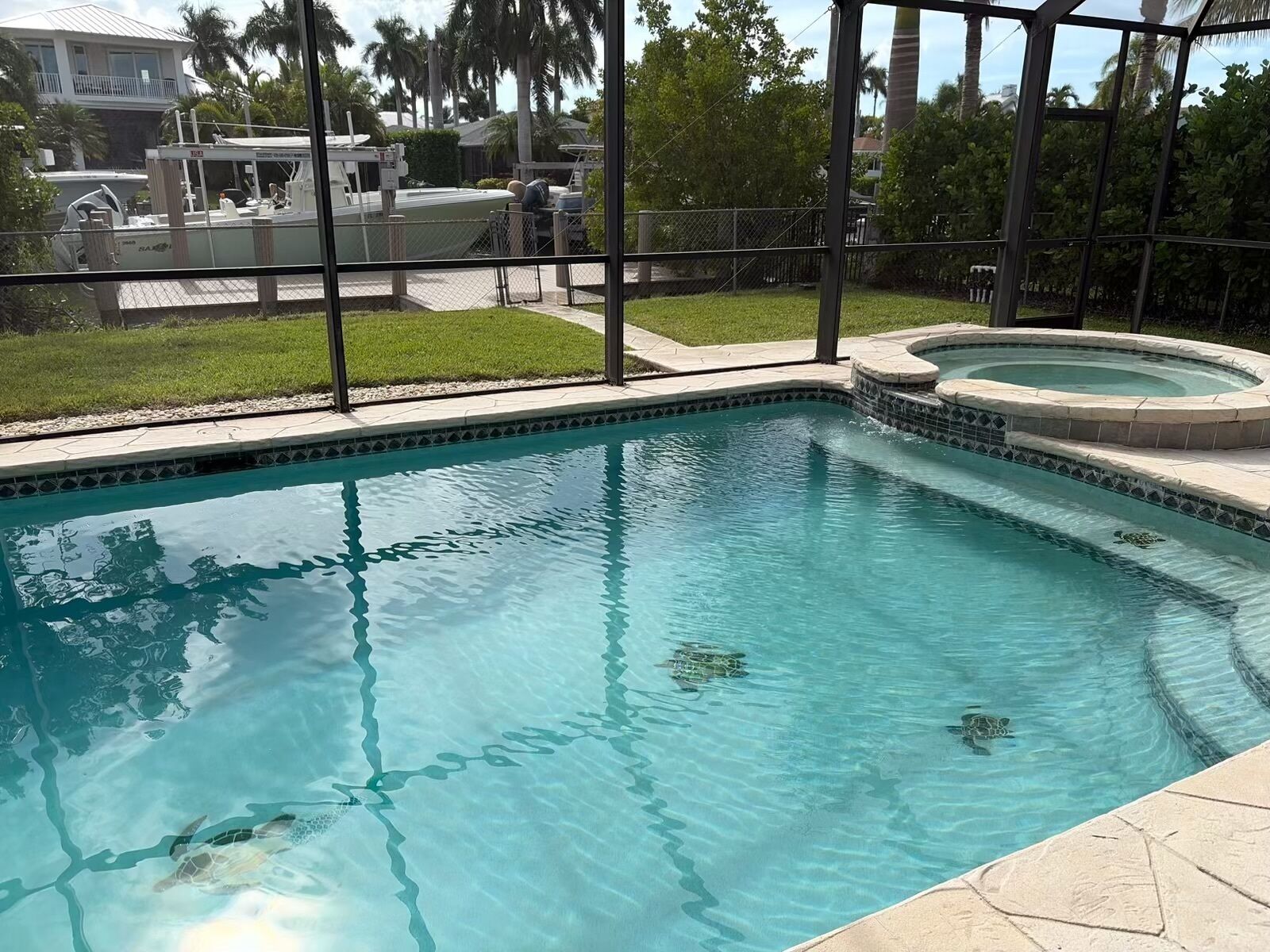 Een buitenzwembad en een verwarmd zwembad