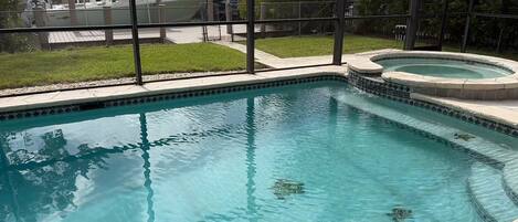 Een buitenzwembad en een verwarmd zwembad