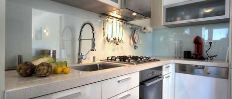 Apartamento Deluxe | Cocina privada | Frigorífico, microondas, horno y placa de cocina