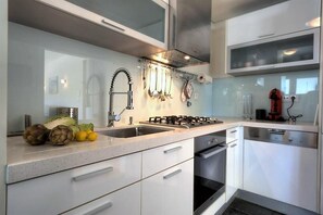디럭스 아파트 | 전용 주방 | 냉장고, 전자레인지, 오븐, 쿡탑