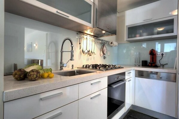 Apartamento luxo | Cozinha privada | Geladeira, micro-ondas, fogão, cooktop