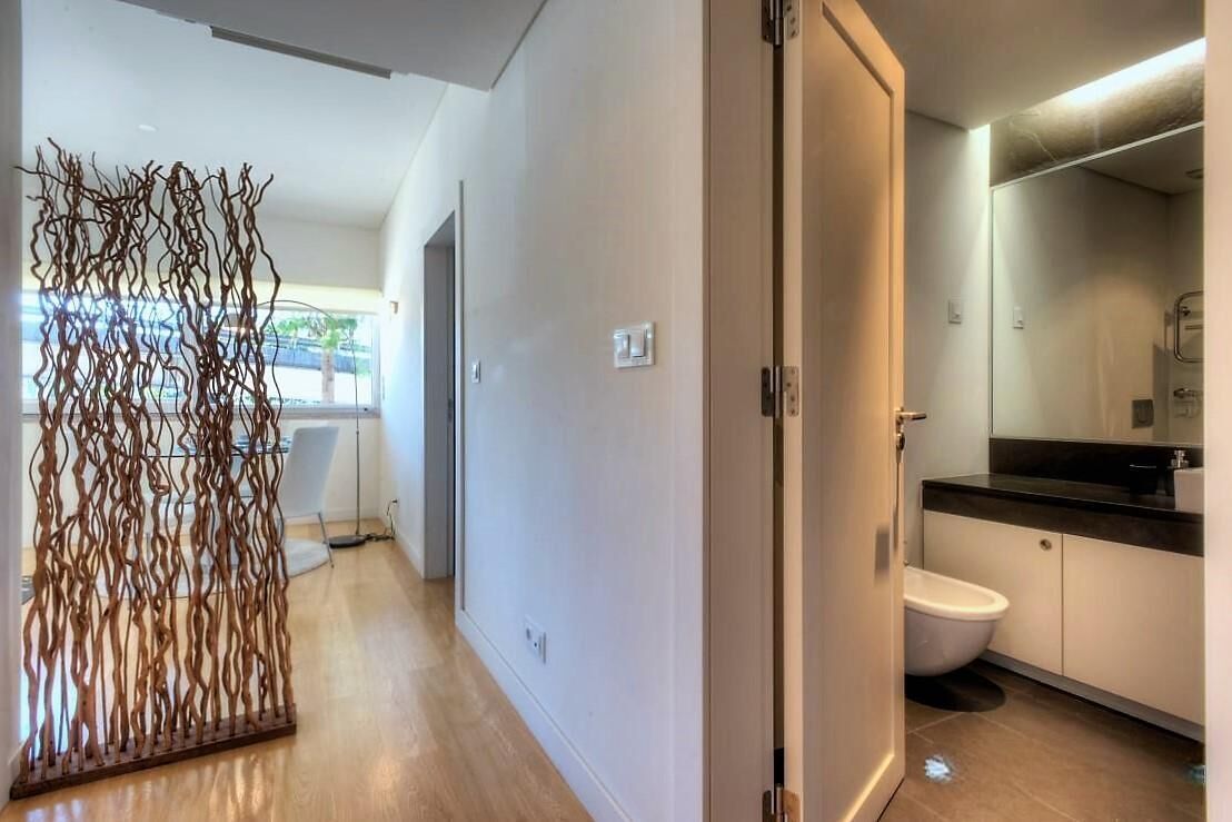 Deluxe Apartment | Bathroom | Hair dryer, towels, soap, shampoo