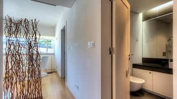 Deluxe Apartment | Bathroom | Hair dryer, towels, soap, shampoo