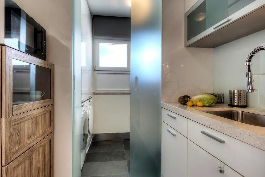 Deluxe Apartment | Private kitchen | Fridge, microwave, oven, stovetop