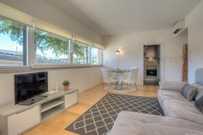 Apartamento luxo | Área de estar | TV 31 polegadas com canais a cabo