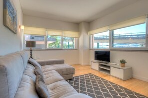 디럭스 아파트 | 거실 공간 | 케이블 채널 시청이 가능한 31인치 TV