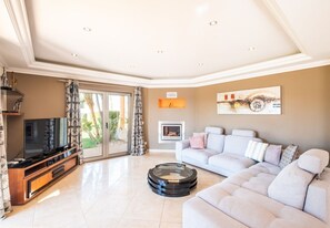 TV, fireplace - Villa Sierra - Alfresco dining with BBQ (Guia)