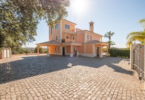 Exterior - Villa Sierra - Alfresco dining with BBQ (Guia)
