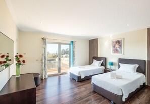 3 bedrooms, iron/ironing board, WiFi, bed sheets - Villa Sierra - Alfresco dining with BBQ (Guia)
