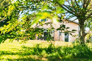 Exterior - Holiday Home "Gîte Canteloup" with Shared Pool, Terrace and Wi-Fi (Saint-Caprais de Bordeaux)