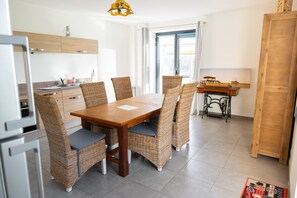 Dining - Holiday Home "Gîte Canteloup" with Shared Pool, Terrace and Wi-Fi (Saint-Caprais de Bordeaux)