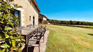 Outdoor dining - Holiday Home "Gîte Canteloup" with Shared Pool, Terrace and Wi-Fi (Saint-Caprais de Bordeaux)