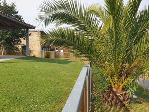 Property grounds - Holiday Home 'Gite Canteloup' with Shared Pool, Shared Terrace and Wi-Fi (Saint-Caprais de Bordeaux)