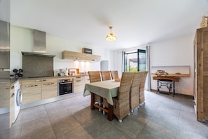 Frigorífico, microondas, horno y placa de cocina