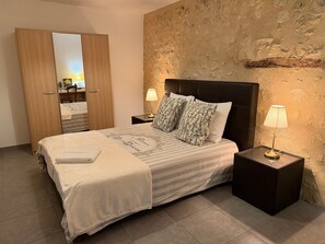 Iron/ironing board, WiFi, bed sheets - Holiday Home "Gîte Canteloup" with Shared Pool, Terrace and Wi-Fi (Saint-Caprais de Bordeaux)