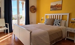 Tabla de planchar con plancha, wifi gratis y ropa de cama