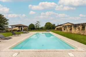 Pool - L'Ombrière Cottage with Shared Pool, Communal Terrace and Wi-Fi (Saint-Caprais de Bordeaux)