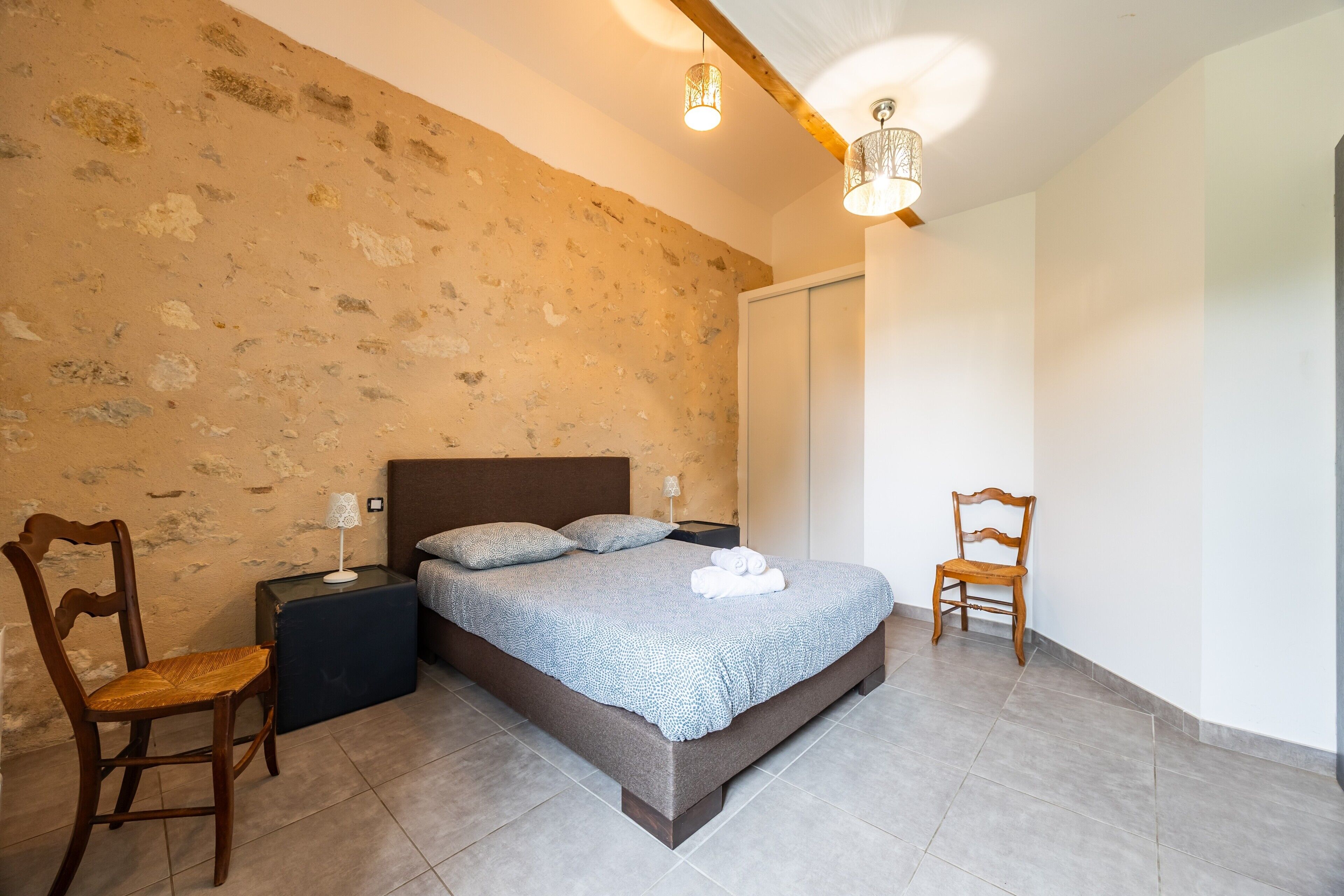 3 habitaciones, tabla de planchar con plancha, wifi y ropa de cama 