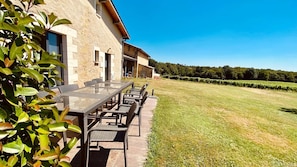 Outdoor dining - L'Ombrière Cottage with Shared Pool, Communal Terrace and Wi-Fi (Saint-Caprais de Bordeaux)