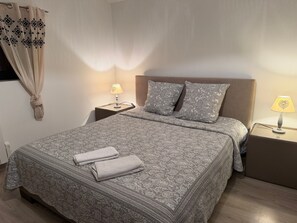 Iron/ironing board, WiFi, bed sheets, wheelchair access - L'Ombrière Cottage with Shared Pool, Communal Terrace and Wi-Fi (Saint-Caprais de Bordeaux)