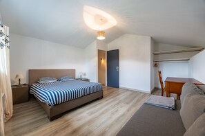 3 chambres, fer et planche à repasser, Wi-Fi, draps fournis