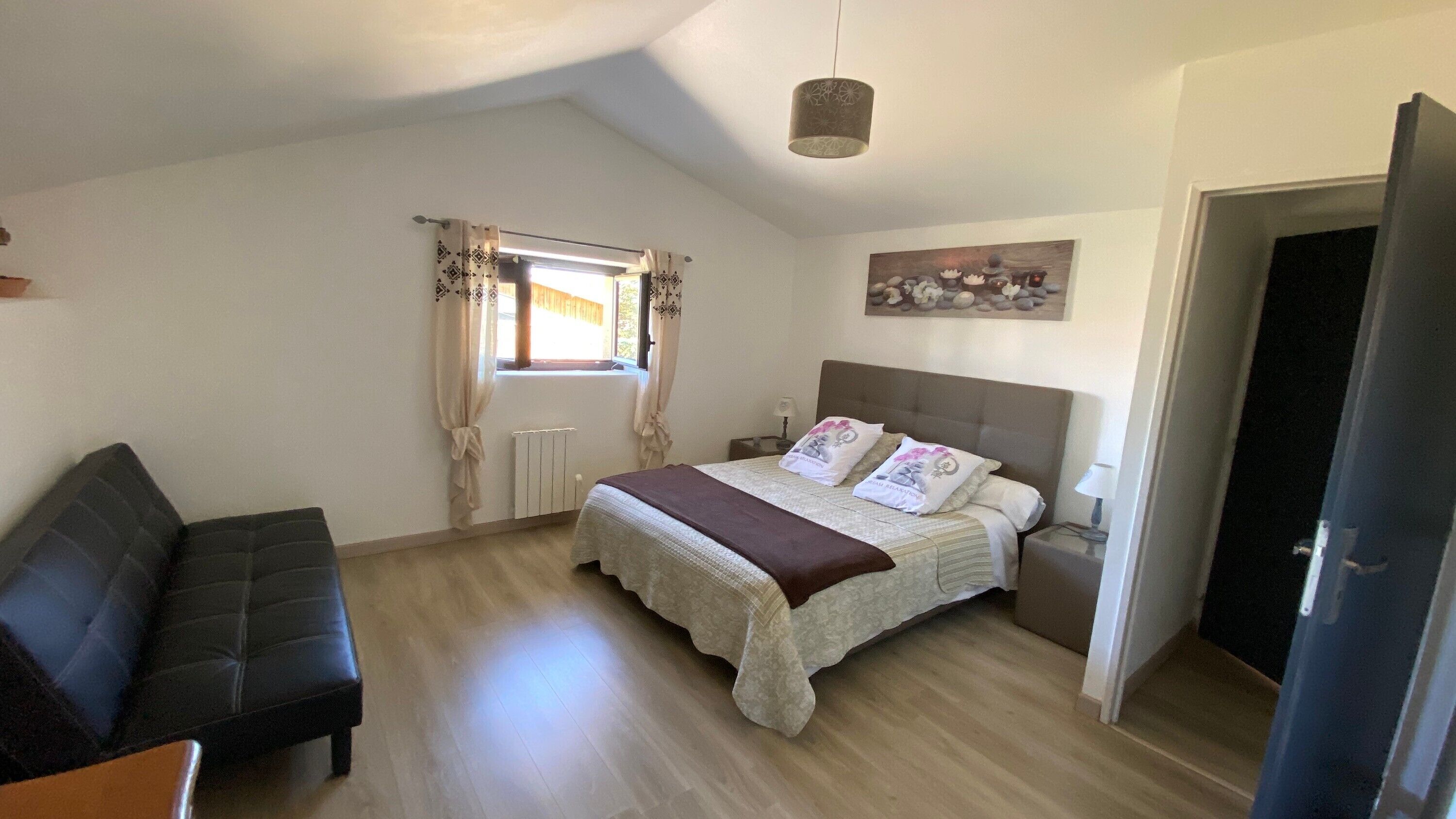 Een strijkplank/strijkijzer, wifi, beddengoed, rolstoeltoegang