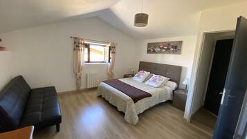 Een strijkplank/strijkijzer, wifi, beddengoed, rolstoeltoegang