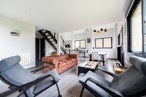 TV - Holiday Home 'Gîte Loft' with Shared Pool, Communal Terrace and Wi-Fi (Saint-Caprais de Bordeaux)