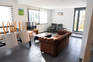 Interior - Holiday Home 'Gîte Loft' with Shared Pool, Communal Terrace and Wi-Fi (Saint-Caprais de Bordeaux)