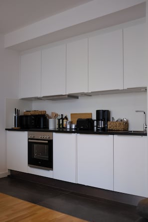 Private kitchen - Central, modern 2-room apartment in Berlin Mitte, accessible without steps (Berlin)