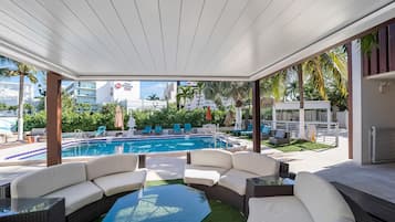 2 個室外泳池;08:00 至 19:00 開放;泳池傘、躺椅