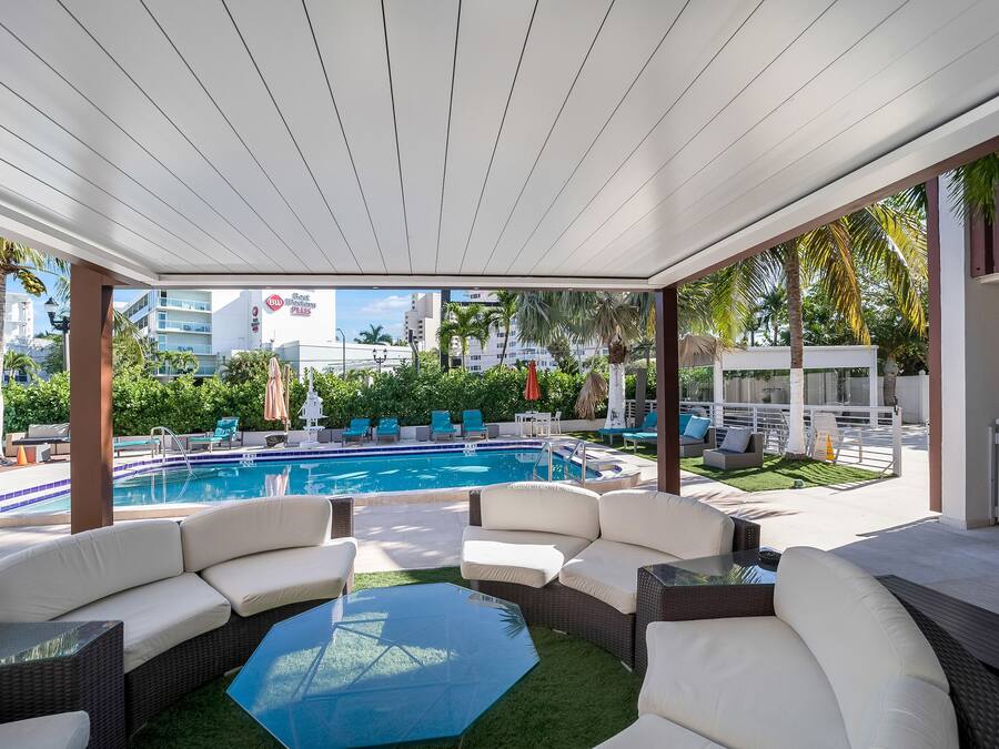 2 utendørsbassenger, bassengparasoller og solsenger