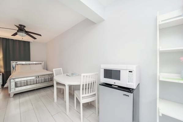 Standard Double Room, 2 Double Beds, Kitchenette (Self check-in) | In-room safe, blackout drapes, iron/ironing board, free WiFi - Deco Boutique Hotel (Fort Lauderdale)