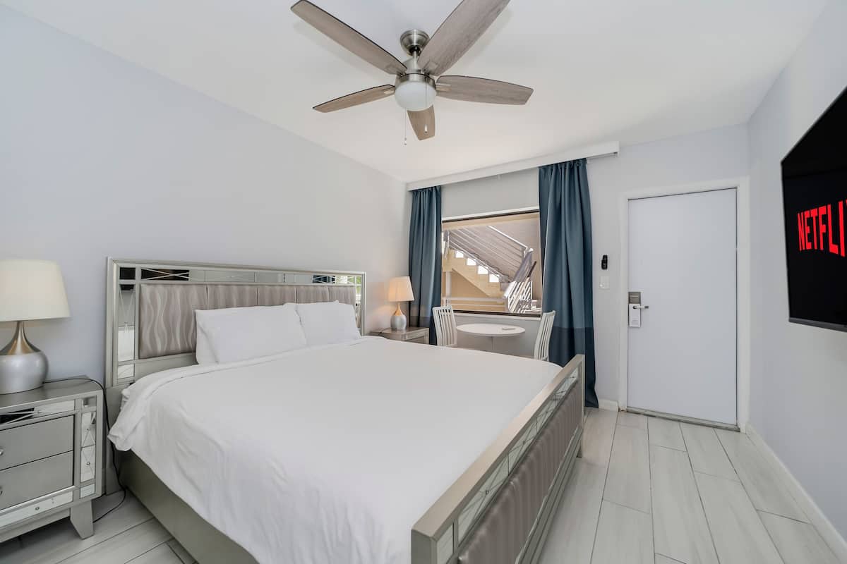 Standard Room, 1 King Bed, Kitchenette (Self check-in) | In-room safe, blackout drapes, iron/ironing board, free WiFi