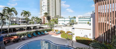 2 ulkouima-allasta avoinna 8.00–19.00, aurinkovarjoja, aurinkotuoleja